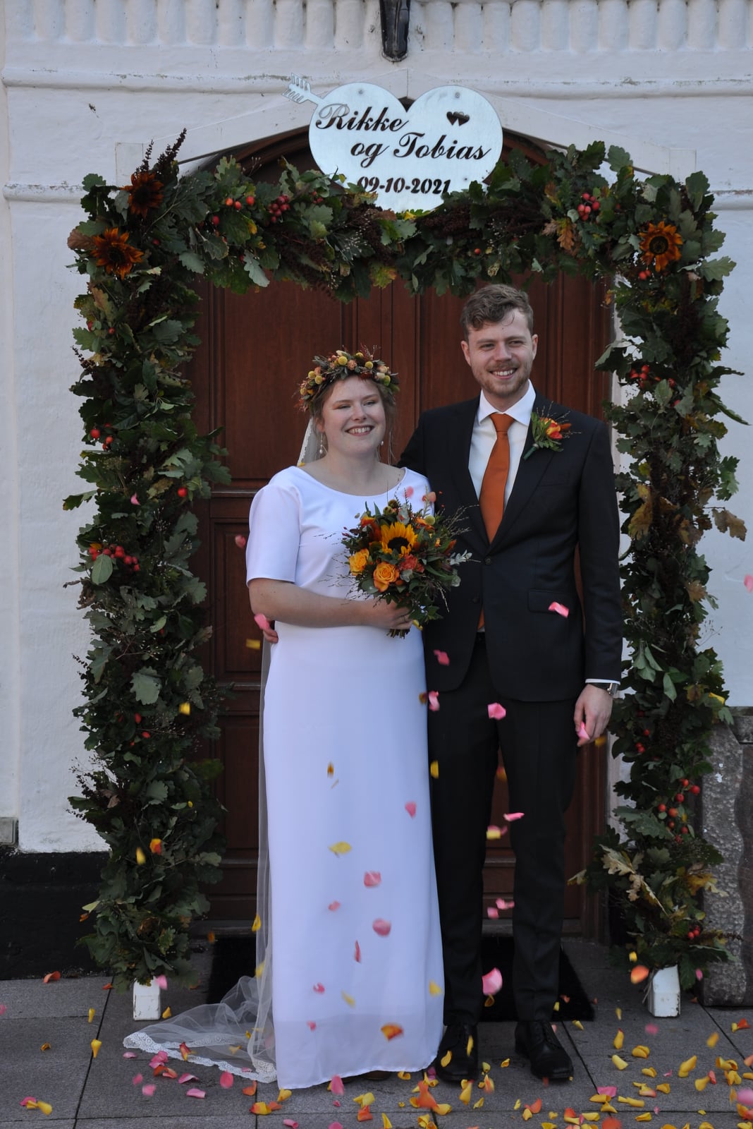 “Jeg havde æren af Line da jeg skulle have sat hår og lagt make up til mit bryllup. Hun hjalp med råd og vejledning, da vi på forhånd testede hvilken opsætning der passede de tanker og ideer jeg havde om udtrykket for dagen, og da jeg ikke er den store bruger af make up var hun behjælpelig med et mere afdæmpet look, som fik mig til at føle mig som en brud men stadig komfortabel indenfor mine rammer. Line skabte en behagelig tryg stemning og jeg vil helt sikkert gå hendes vej næste gang jeg skal flottes til en event.”